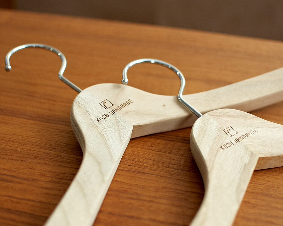 ナチュラルな天然くすのきのシャツハンガー
