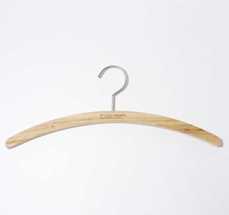 一枚板から削り出して作られた三日月ハンガー