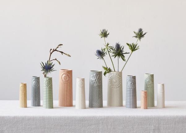 置くだけで絵になる陶器のフラワーベース