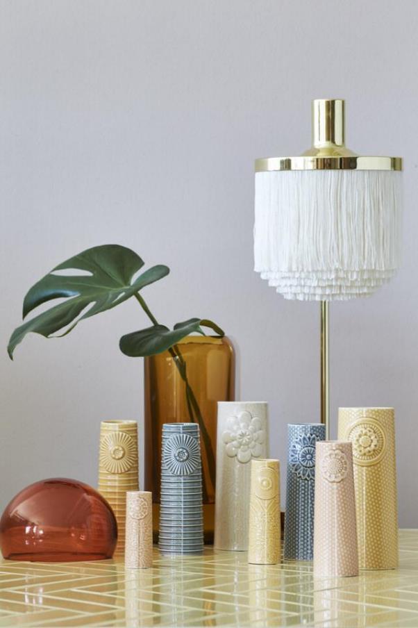 レースのような立体感のある装飾