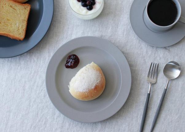 和洋どんなメニューにも合うシンプルなデザインのリム皿