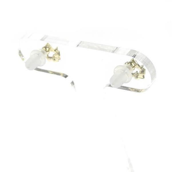 ピアスモチーフの後ろにシリコンカバーを装着