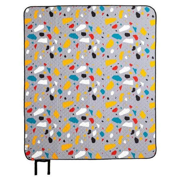 折り紙を切って散らしたようなポップなイエロー