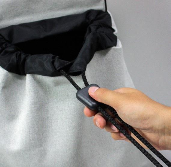 巾着のようにキュッと絞れる開口部