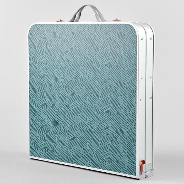 アルミ製のフレームとスチール製の脚で強度と軽さを兼ね備えたテーブル