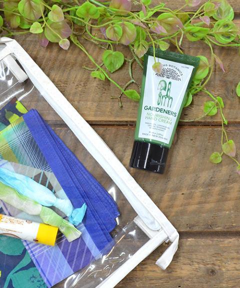 指先まで、しっとりつややかな手元を