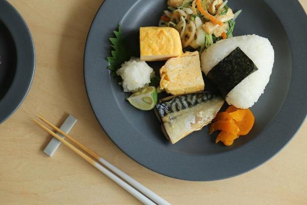 機能美もあわせもつ。リム皿の魅力