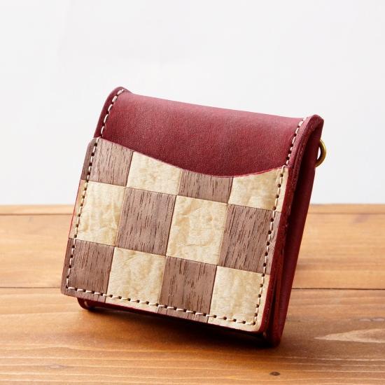 深めの赤色は、えんじ色に近いくすんだ色合い