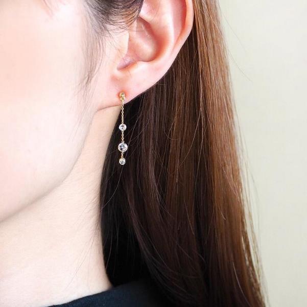 耳元で揺れるロングピアス