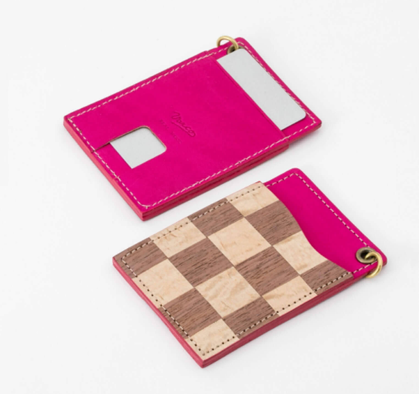 ビビットな発色が目に飛び込んでくるピンク