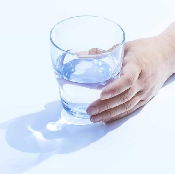 ガラスのような見た目の樹脂製グラス