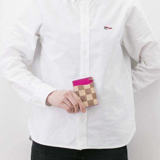 天然木を使った市松模様柄がアクセント