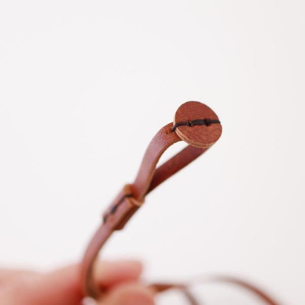 紐の先には小さな丸い革を組み合わせ