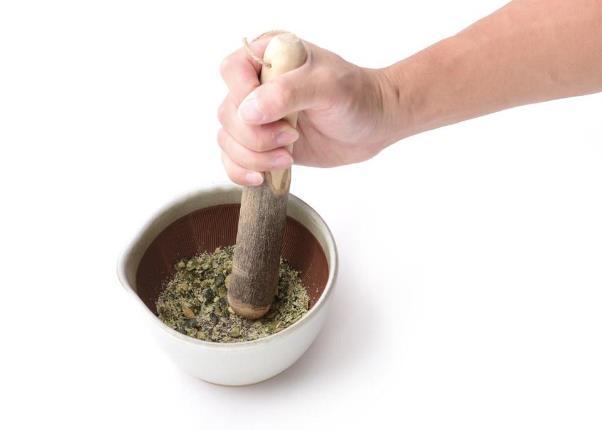 硬いナッツも、もとしげのすり鉢なら楽に擂れます