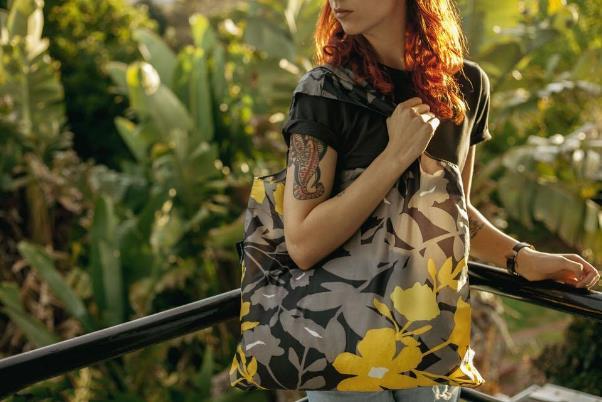 急な雨が降ってきても安心です。大き目のレジ袋と同じくらい入って約20kgまで耐えられる