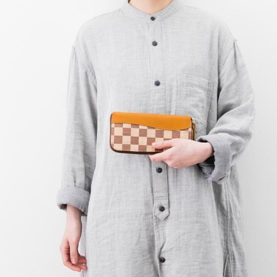 使いこむことにより革の風合いが増し、味わい深く変化