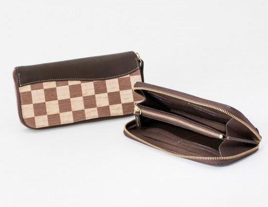 収納力抜群のラウンドジップウォレット