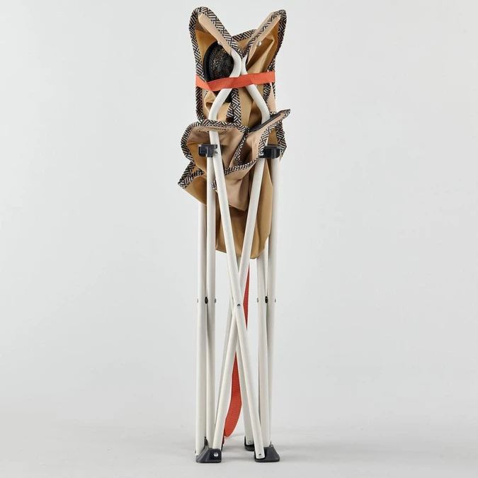 コンパクトに折りたためて幅を取らず、運びやすい