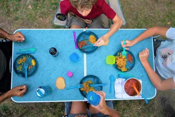 ゆったり使える約120×60cmの天板