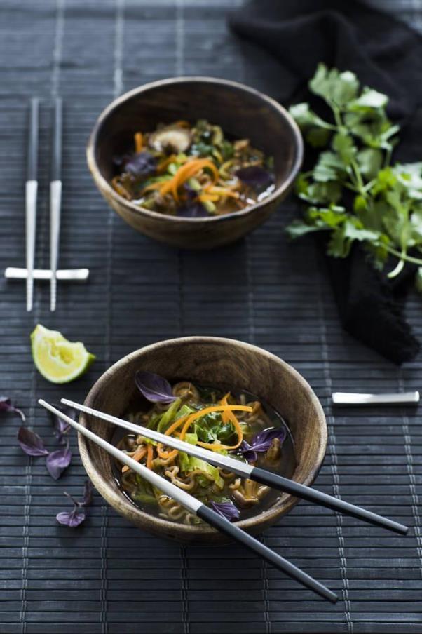 器や料理を引き立てるシンプルな箸