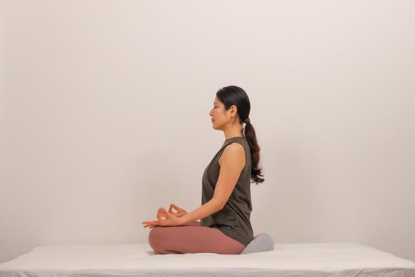 クッションがヨガの姿勢をサポート