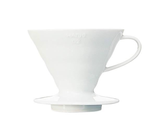しっとりとなめらかな手触りと白さが美しいドリッパーは、伝統ある日本の有田焼を採用したセラミック製