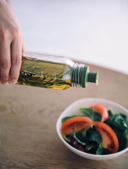 作ってそのまま保管できる、ドレッシングボトルスリム