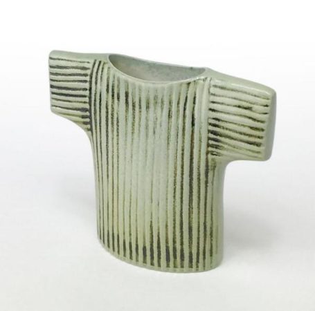 ザックリと編まれたセーターがモチーフになっているSWEATER