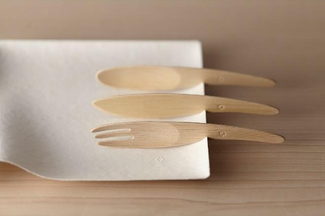 後片付けを簡単にしてくれる紙の器や竹のフォーク