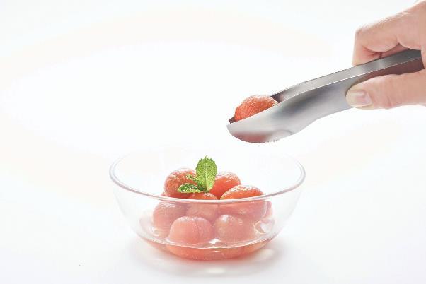 細かな取り分けも得意なトング