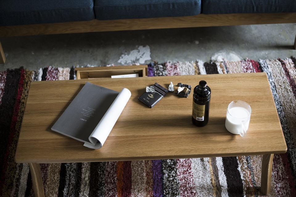 オーク無垢材のナチュラルカラーが、美しい形をより引き立てる