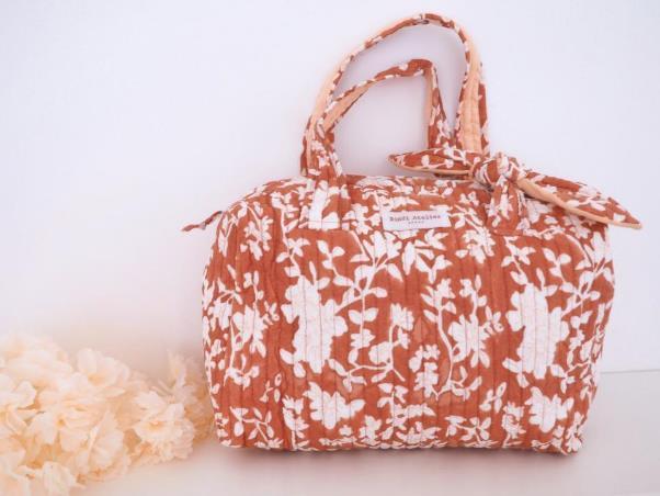 旅行にも便利なバニティバッグ