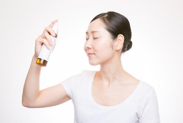 直接顔にシュッと吹きかけられます