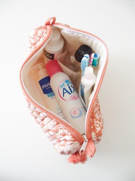 ラミネート生地でお手入れしやすいポーチ