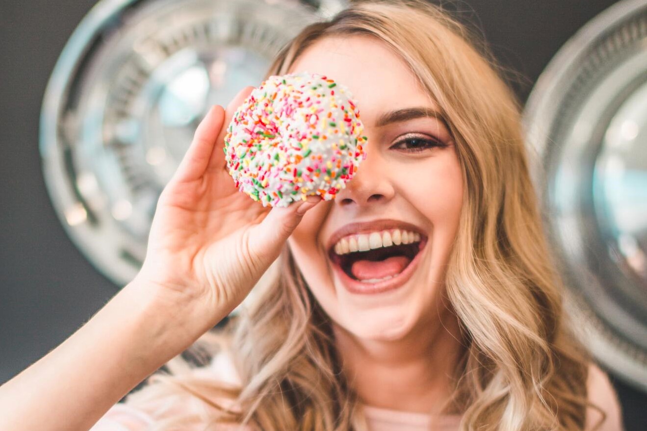 人生を楽しんでいる人はよく笑いストレスを避ける