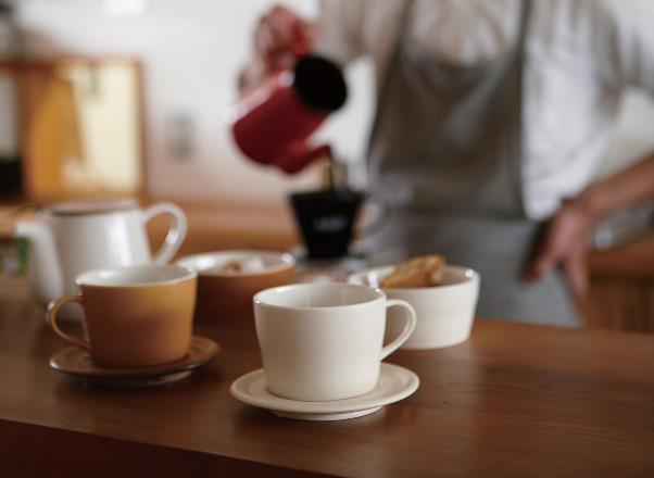 ナチュラルテイストの食器と過ごす、おしゃれなカフェタイム