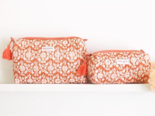 選べるカラーが嬉しいポーチ