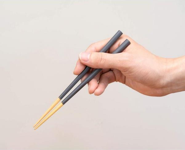 落ち着いたカラーのスモーキーグレー