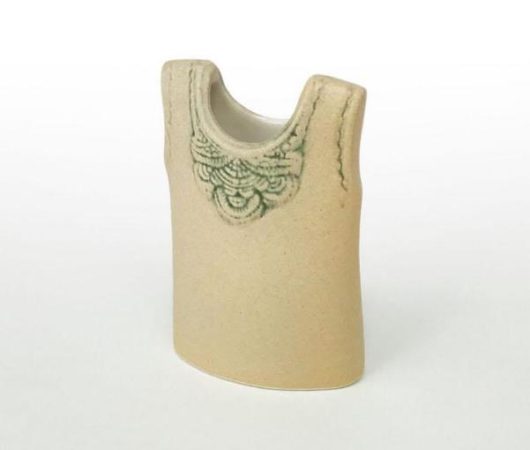 VESTは胸元のモチーフが印象的