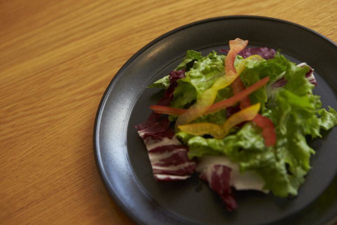 plueの窯変鉄くろ釉は、鉄が風化したような独特の風合い