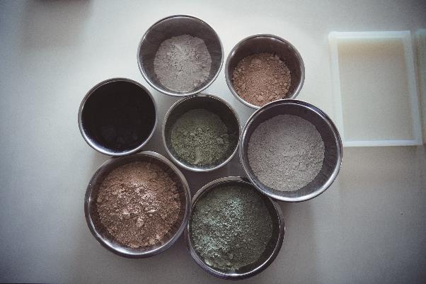 原料本来の色味を活かした珪藻土