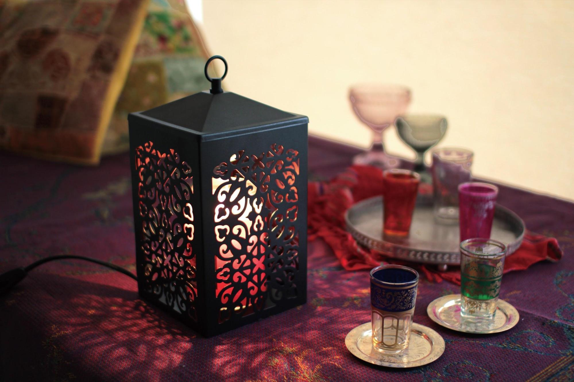 スクロールキャンドルウォーマーランタンは、透かし模様が浮かび上がるデザイン