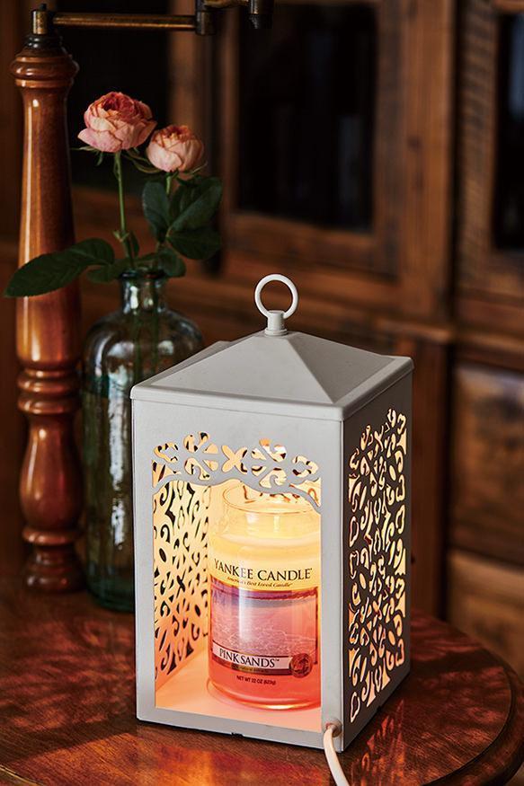 キャンドルは、ガラスや陶器など、光に強い容器に入っているものなら何でも