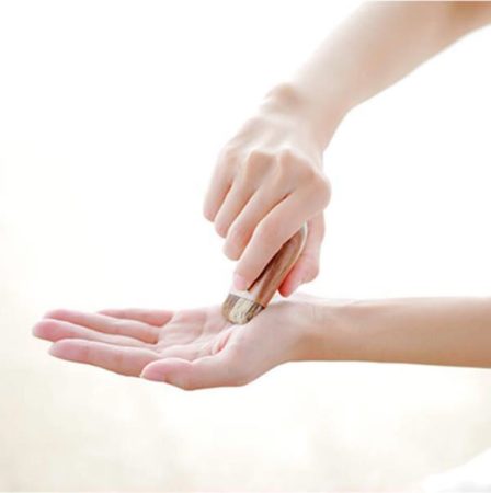 爪先をやさしく磨き上げるネイルブラシ