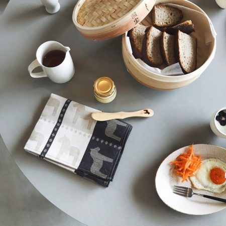 北欧レトロなキッチンタオルとバターナイフ