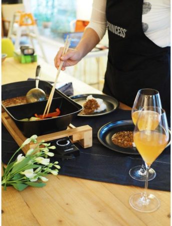 種類の異なる2つの料理を同時にテーブルの上で仕上げられる