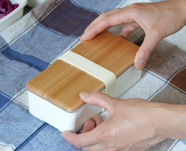 木の風合いと実用性のお弁当