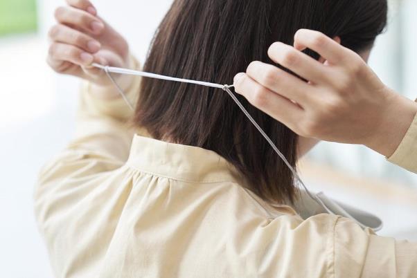 ハンカチエプロンなら、スマートに首から掛けられて、おしゃれに食事が楽しめます。