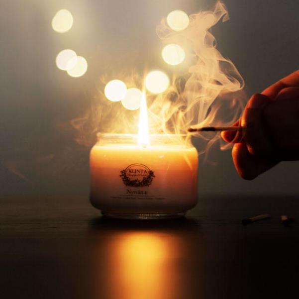 ゆらゆらと揺れるキャンドルの炎