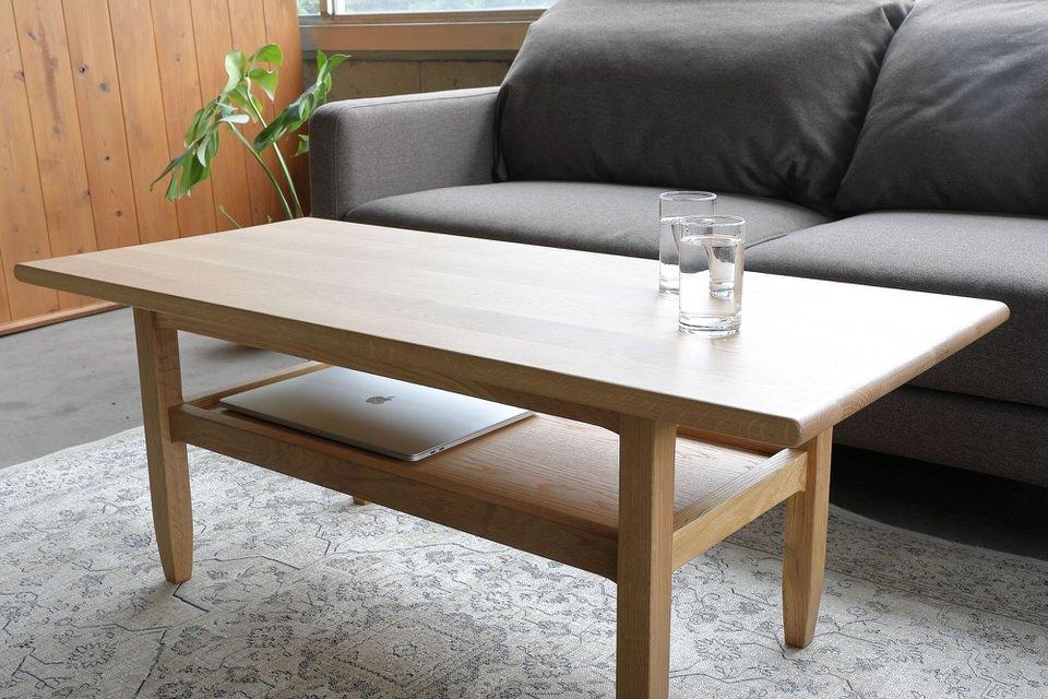 棚板には枠があるので、仕事を中断してちょっと置いたペンが転がって落ちる心配もありません